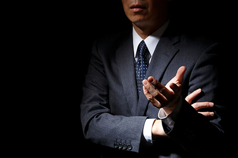 パチンコホールの上層部が不正や遠隔操作を行っているようなイメージ画像